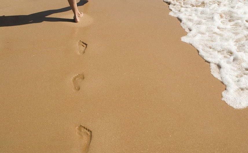 8 Spiritual Meanings of Dreaming of Footprints