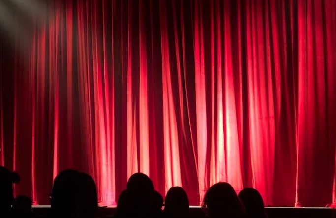 19 Spiritual Meanings of Dreaming of Curtains