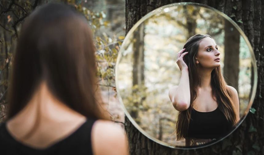 27 Spiritual Meanings of Dreaming of Mirrors