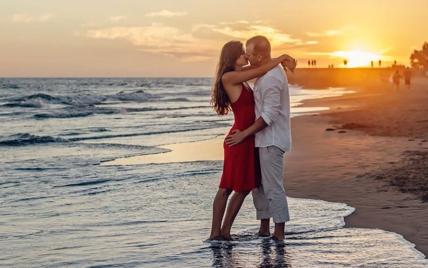 15 Spiritual Meanings of Dreaming of Kissing