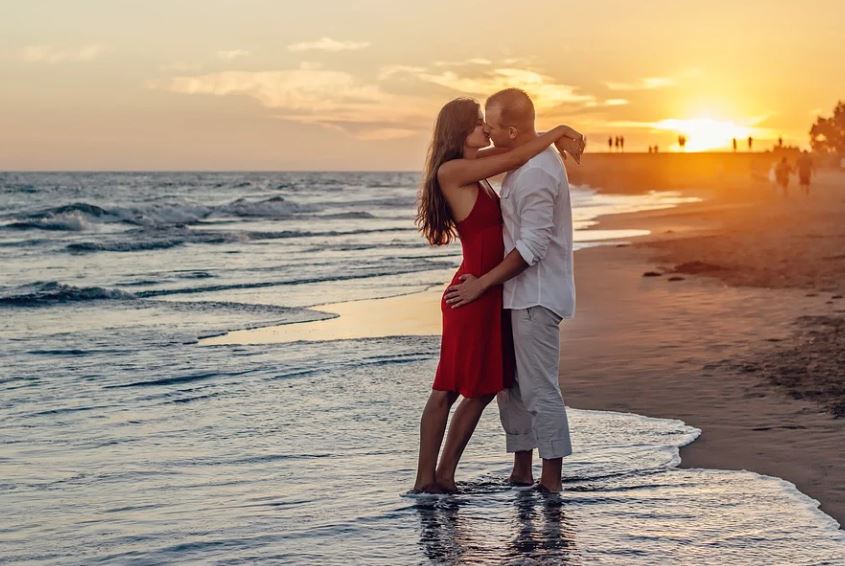 15 Spiritual Meanings of Dreaming of Kissing