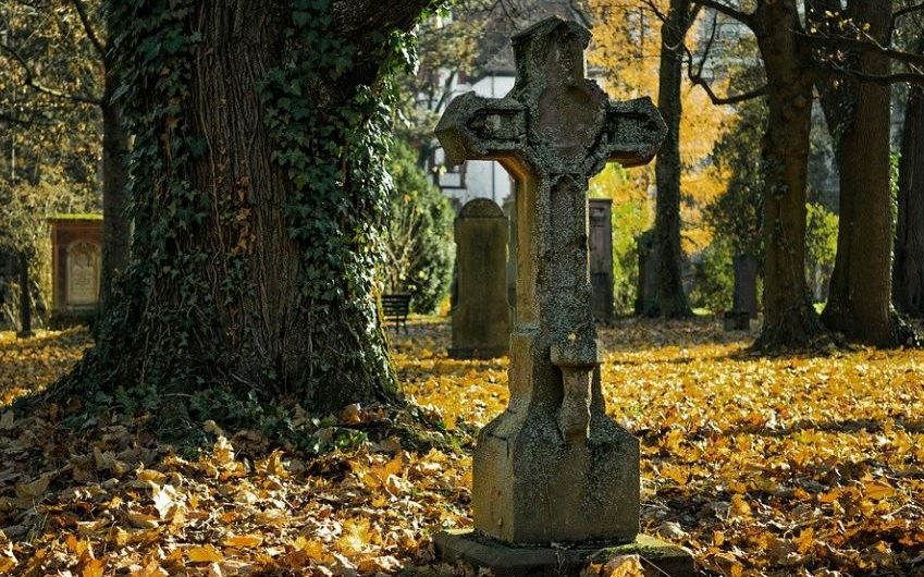 9 Spiritual Meanings of Dreaming of Mom’s Death