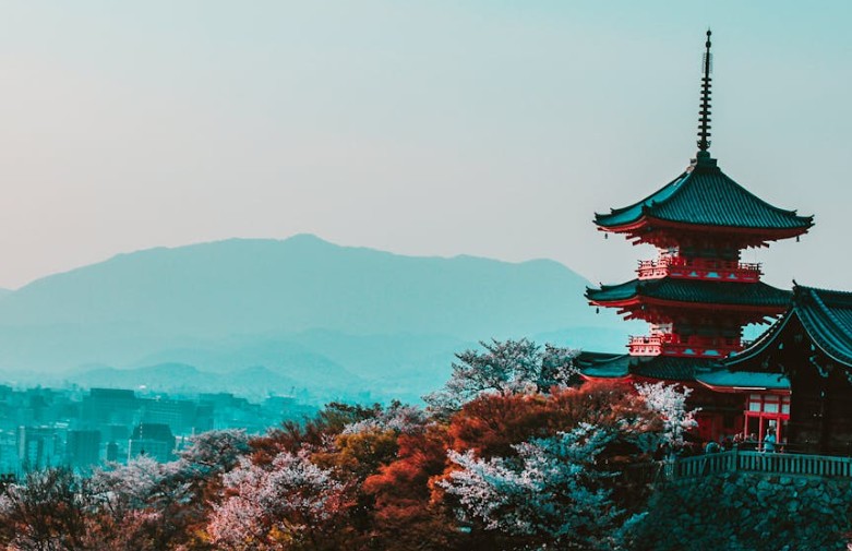 20 Spiritual Meanings of Dreaming of Eating in a Temple