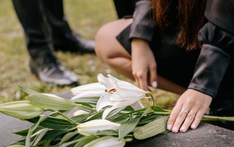 8 Spiritual Meanings of Dreaming of Friends Falling to Death