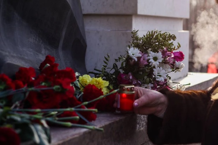 19 Spiritual Meanings of Dreaming of a Close Friend's Death