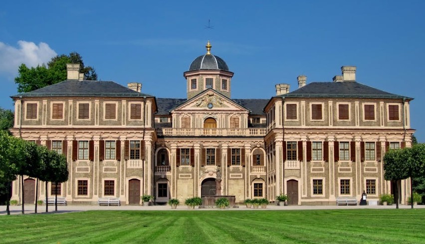 17 Spiritual Meanings of Dreaming of a Palace