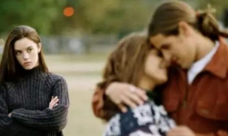9 Spiritual Meanings of Dreaming of Friends' Jealousy