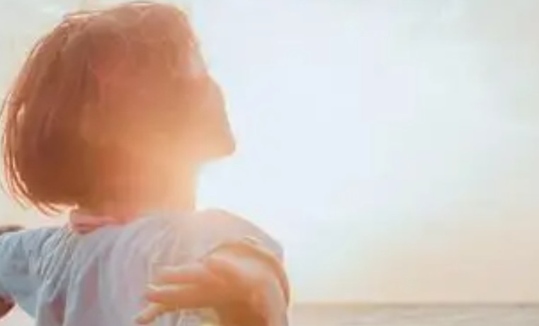 17 Spiritual Meanings of Dreaming about being nice to others