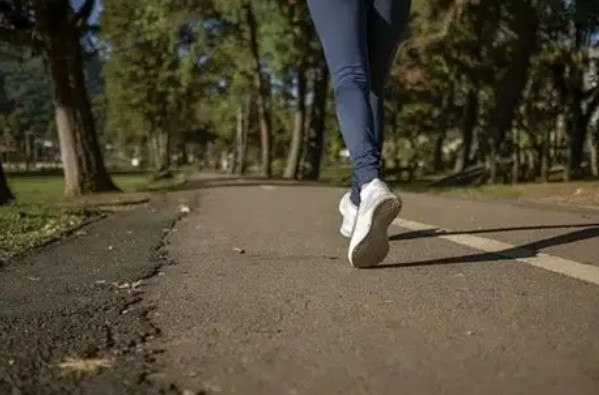 8 Spiritual Meanings of Dreaming of Walking