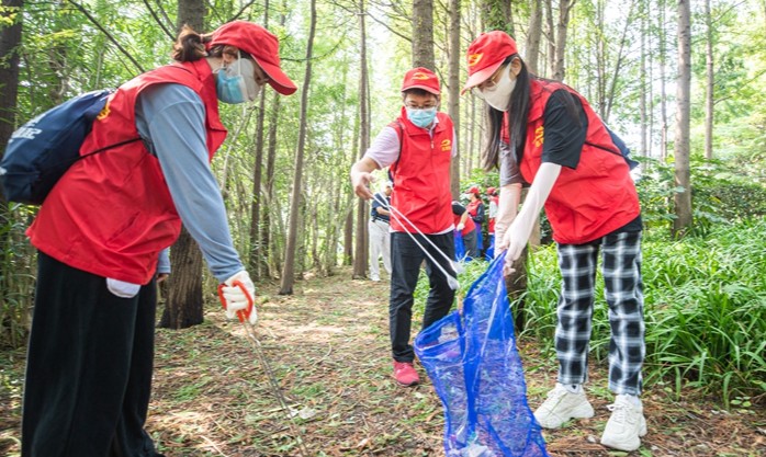 25 Spiritual Meanings of Dreaming of Cleaning Up Garbage