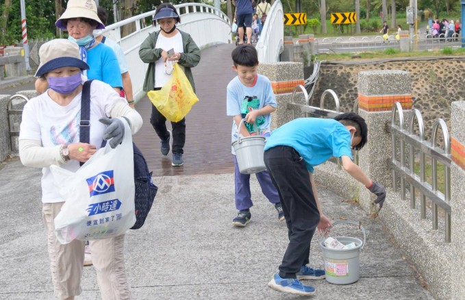 17 Spiritual Meanings of Dreaming of Picking Up Garbage
