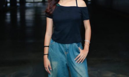 17 Spiritual Meanings of Dreaming of Wearing Jeans