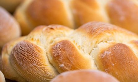 5 Spiritual Meanings of Dreaming about Receiving bread
