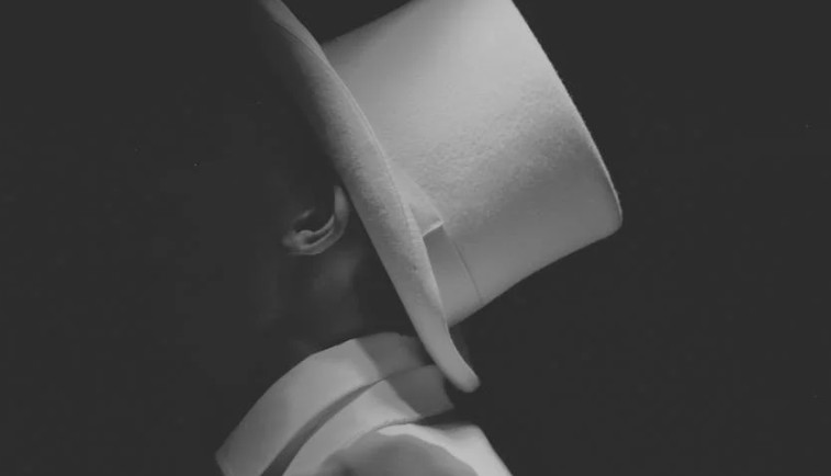 14 Spiritual Meanings of Dreaming of Losing a Hat