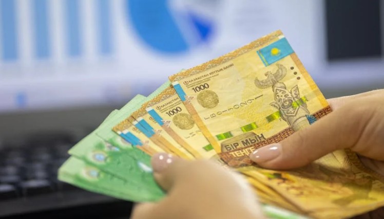 15 Spiritual Meanings of Dreaming of Picking Up Money