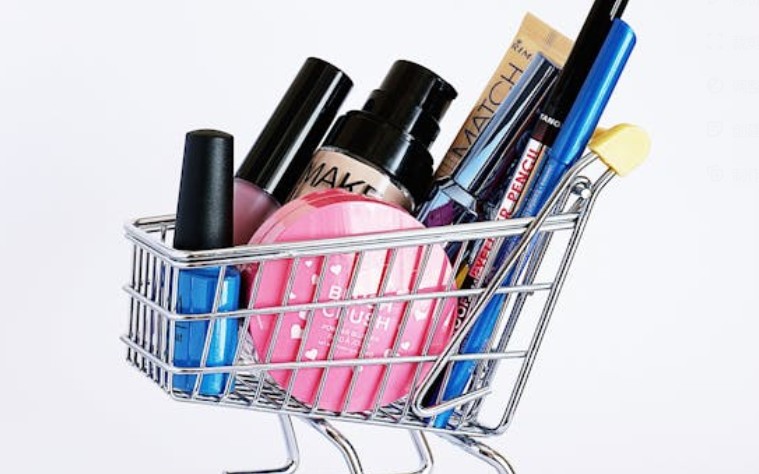 16 Spiritual Meanings of Dreaming of Receiving Cosmetics