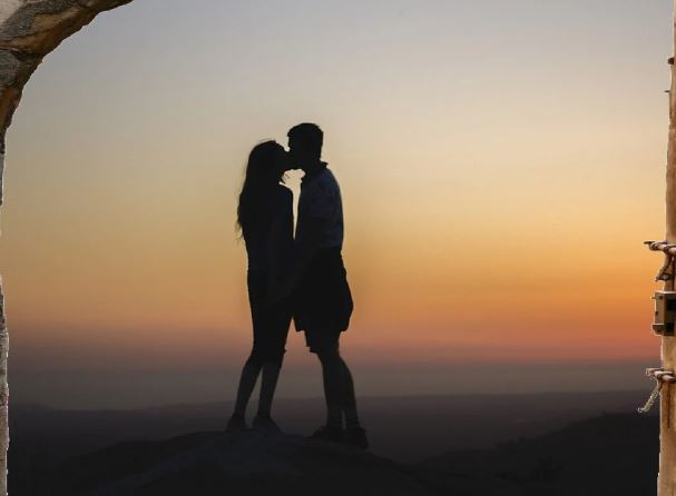 8 Spiritual Meanings of Dreaming of Affair