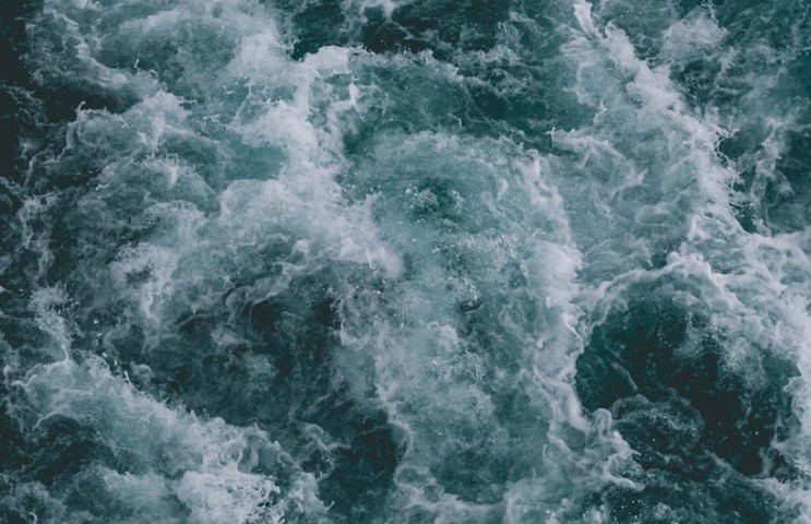 15 Spiritual Meanings of Dream about crashing waves