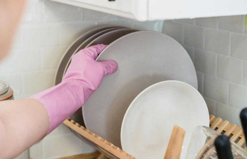10 Spiritual Meanings of Dreaming About Washing Dishes