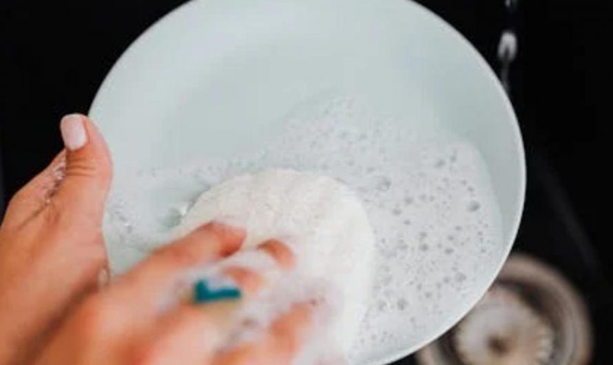 10 Spiritual Meanings of Dreaming About Wiping Dirty Dishes