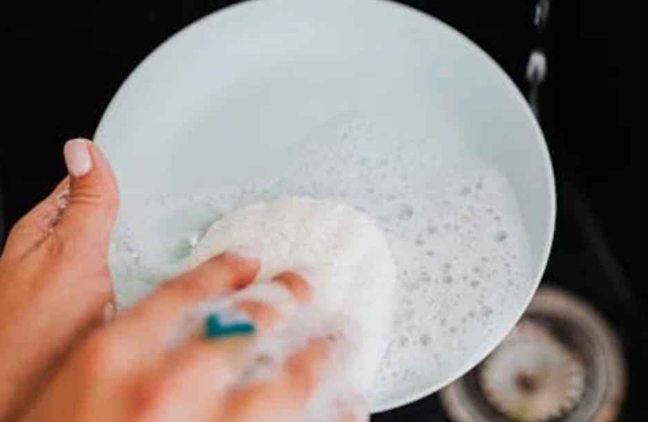 10 Spiritual Meanings of Dreaming About Wiping Dirty Dishes