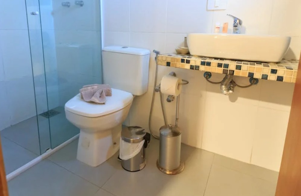 9 symbolic meanings of dreaming about flushing the toilet