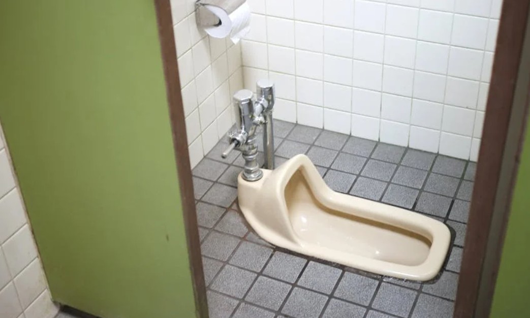 9 Symbolic Meanings of Dreaming About a Broken Toilet