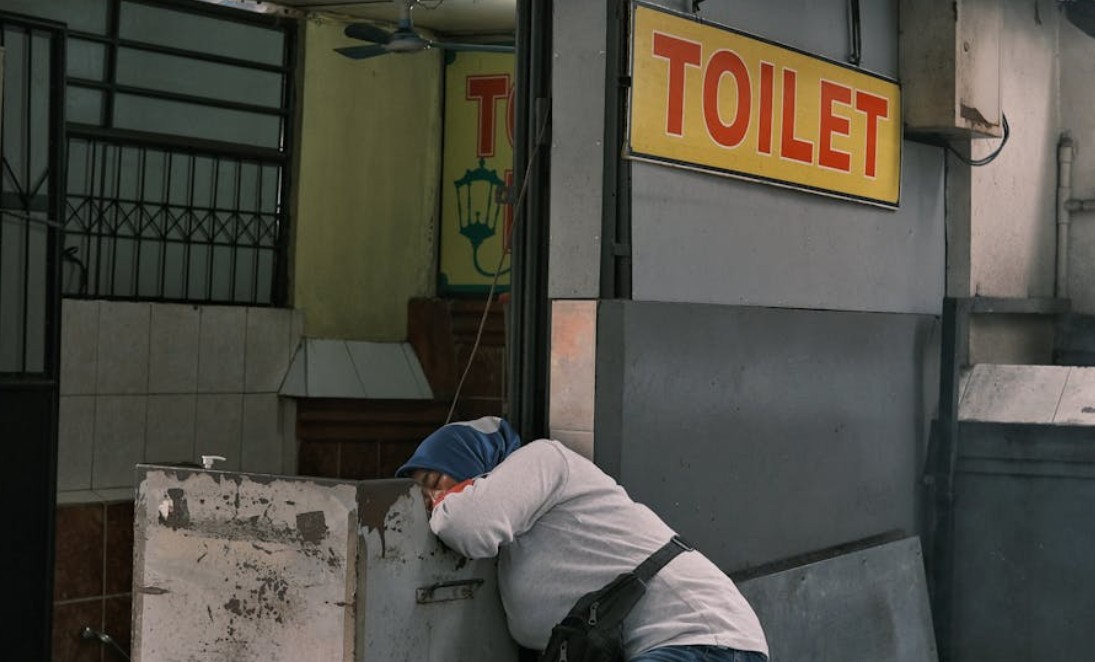 9 Symbolic Meanings of Dreaming About Falling into the Toilet