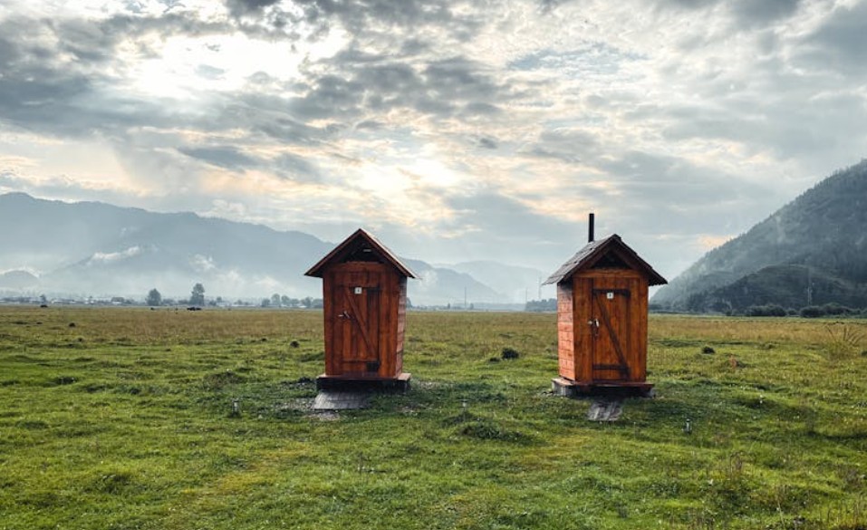 9 Symbolic Meanings of Dreaming About Traditional Toilets