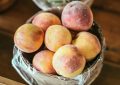 9 Spiritual Meanings of Dreaming of Receiving Peaches as a Gift