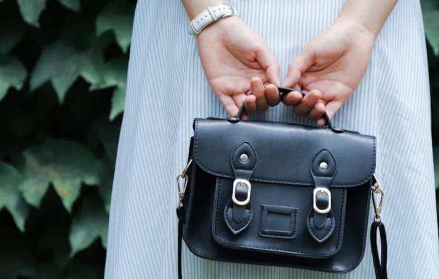 9 Spiritual Meanings of Dreaming About Carrying a Bag