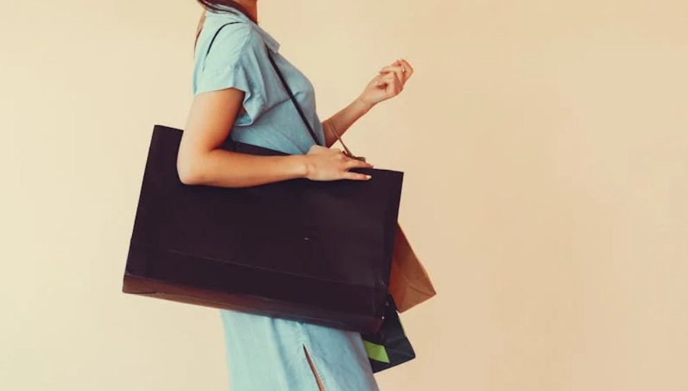 9 Spiritual Meanings of Dreaming About Buying a Handbag