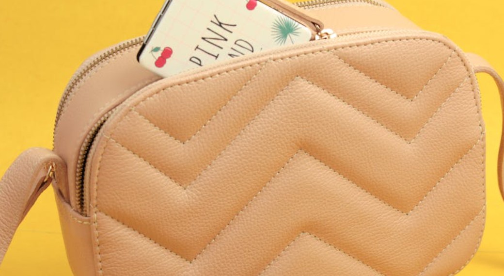 9 Spiritual Meanings of Dreaming of Receiving a Handbag as a Gift