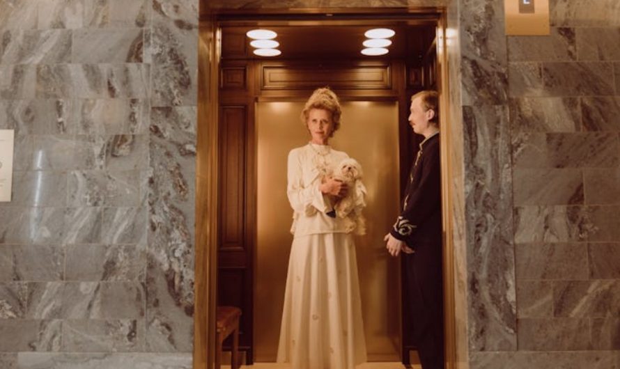 9 Symbolic Meanings of Dreaming About Being Trapped in an Elevator