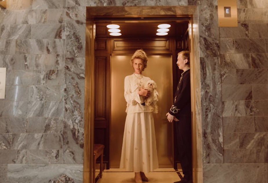 9 Symbolic Meanings of Dreaming About Being Trapped in an Elevator