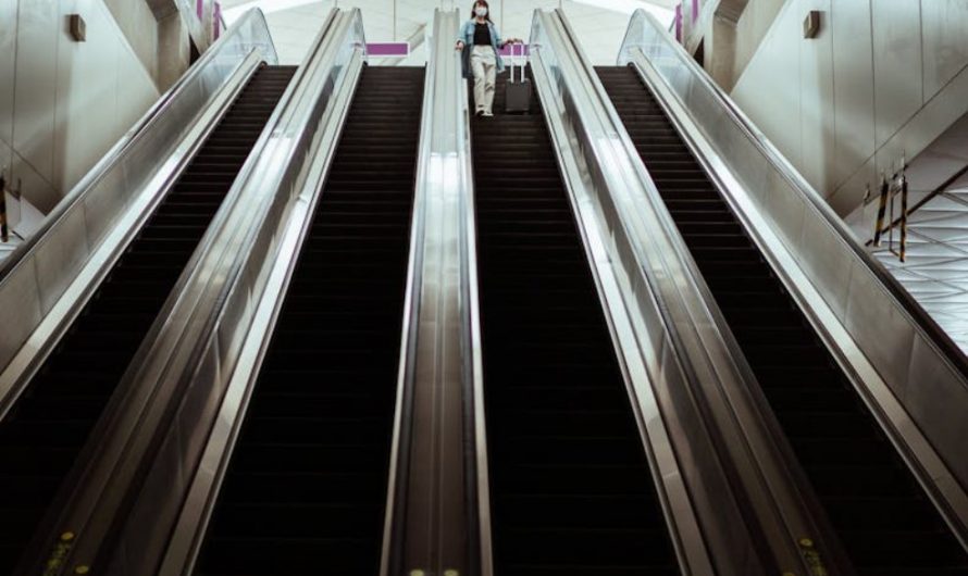 9 Symbolic Meanings of Dreaming of Falling from an Elevator