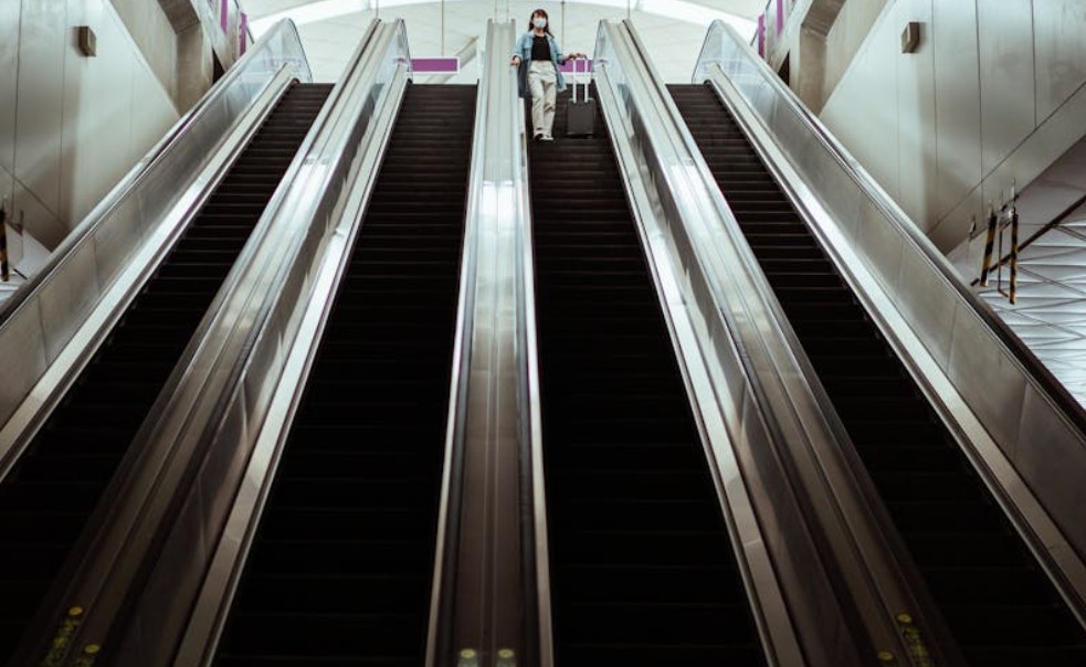 9 Symbolic Meanings of Dreaming of Falling from an Elevator