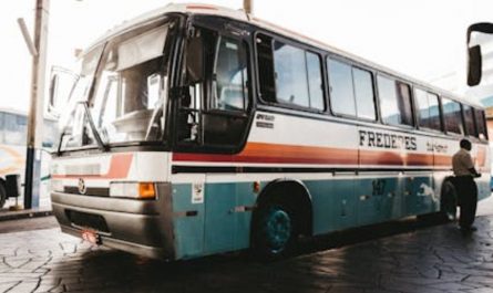 9 Symbolic Meanings of Dreaming of a Bus Falling