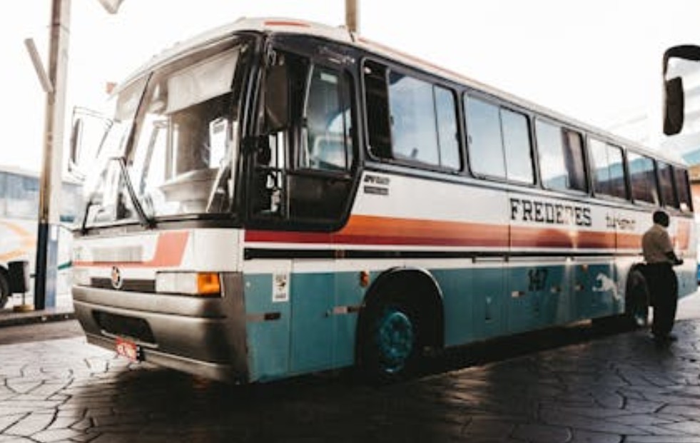 9 Symbolic Meanings of Dreaming of a Bus Falling