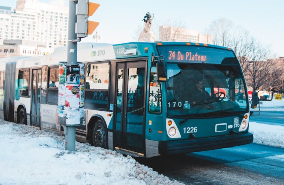 9 Symbolic Meanings of Dreaming of a Bus Leaving