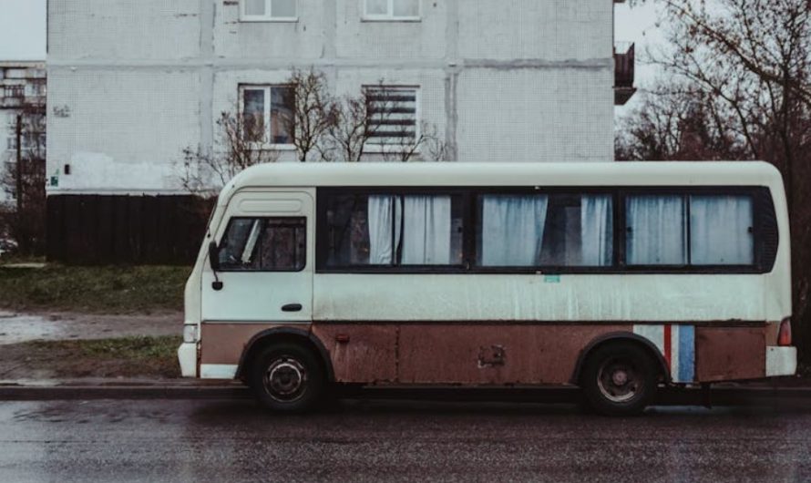 9 Symbolic Meanings of Dreaming of a Bus Falling