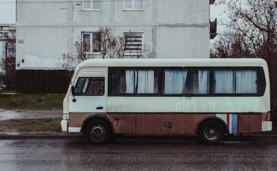 9 Symbolic Meanings of Dreaming of a Bus Falling