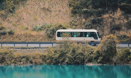 9 Symbolic Meanings of Dreaming of a Bus Plunging into Water