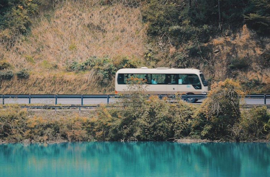 9 Symbolic Meanings of Dreaming of a Bus Plunging into Water