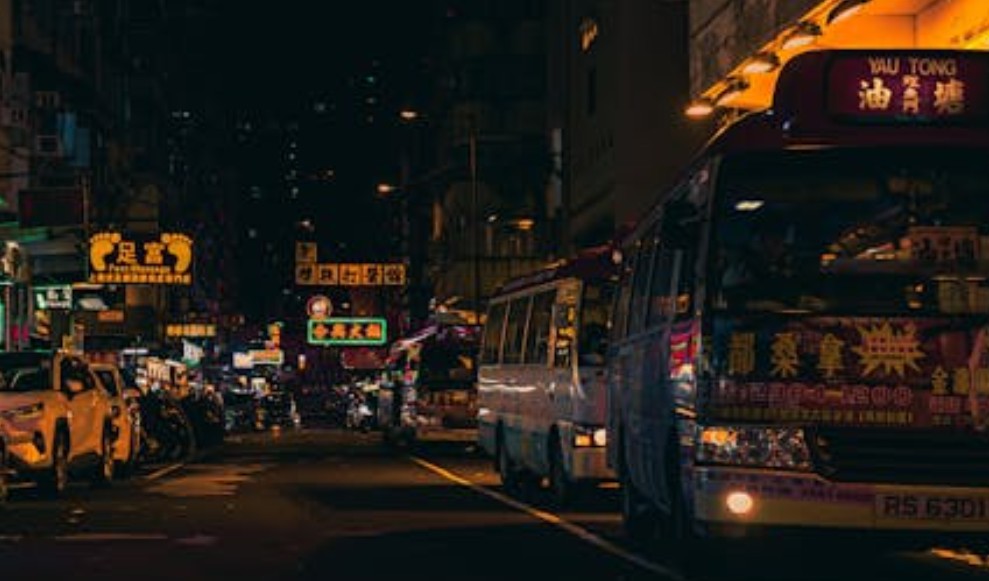 9 Symbolic Meanings of Dreaming About a Bus That Doesn't Come