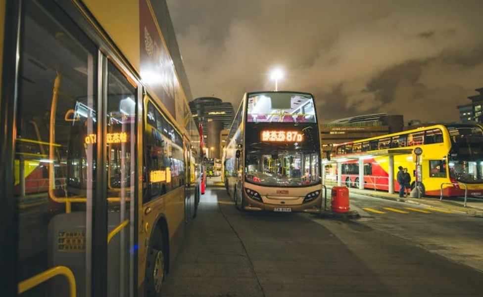 9 Symbolic Meanings of Dreaming of a Bus Crash