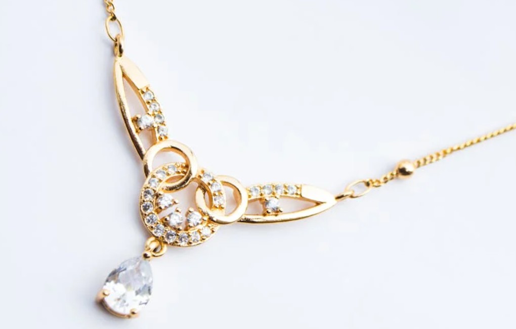 9 Symbolic Meanings of Dreaming about Necklaces