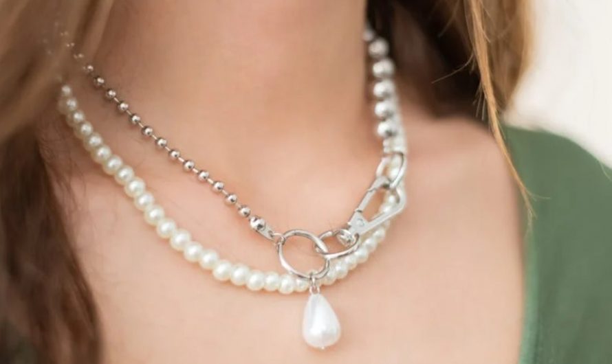 9 Symbolic Meanings of Dreaming About Wearing a Necklace