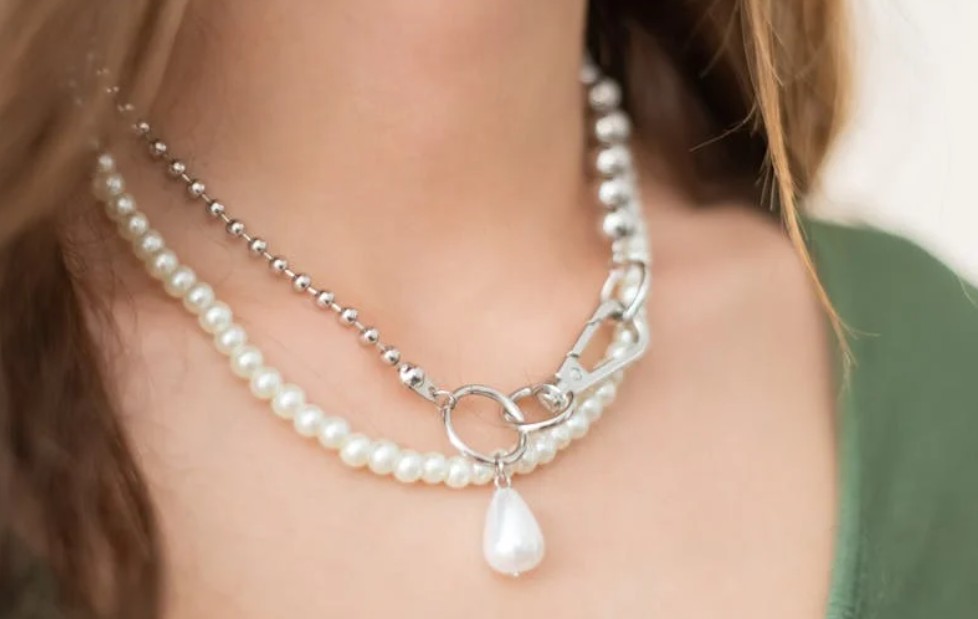9 Symbolic Meanings of Dreaming About Wearing a Necklace