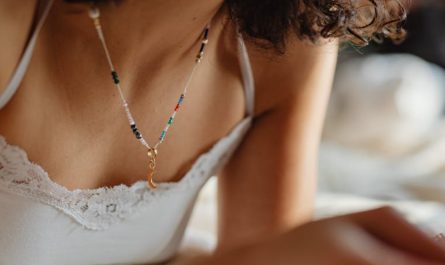 9 Symbolic Meanings of Dreaming of Your Lover Wearing a Necklace
